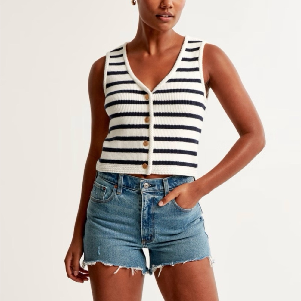 Abercrombie Curve Love high rise 4” shorts